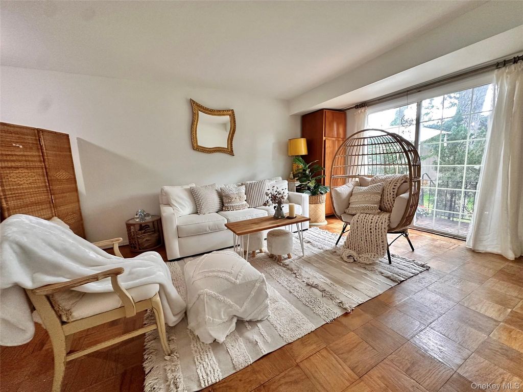 704 Towne House Village 704, Hauppauge, NY 11749 — photo 5