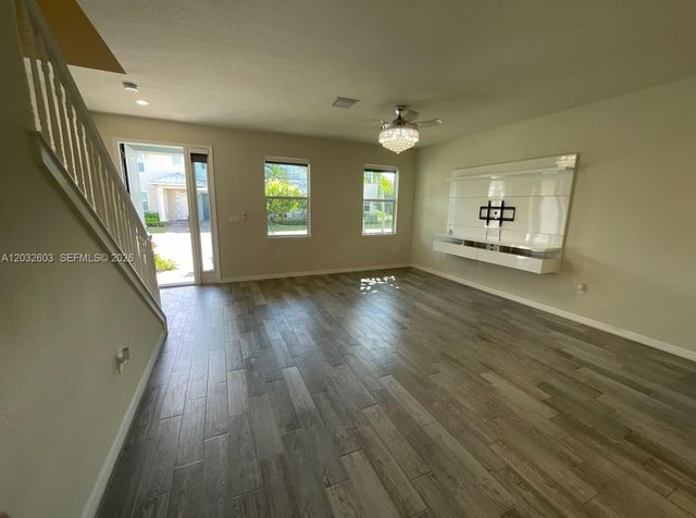 4920 Eucalyptus Dr 2, Hollywood, FL 33021