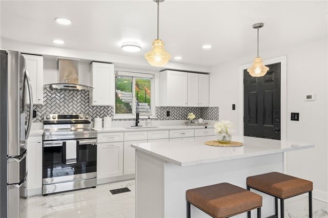 512 Westinghouse Ave, N Versailles, PA 15137