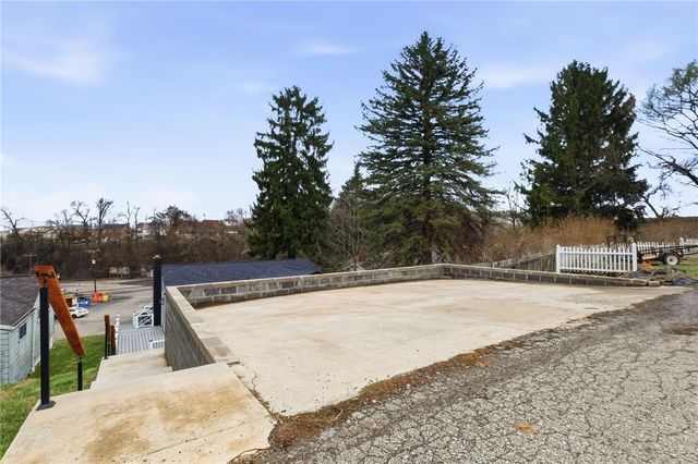 512 Westinghouse Ave, N Versailles, PA 15137