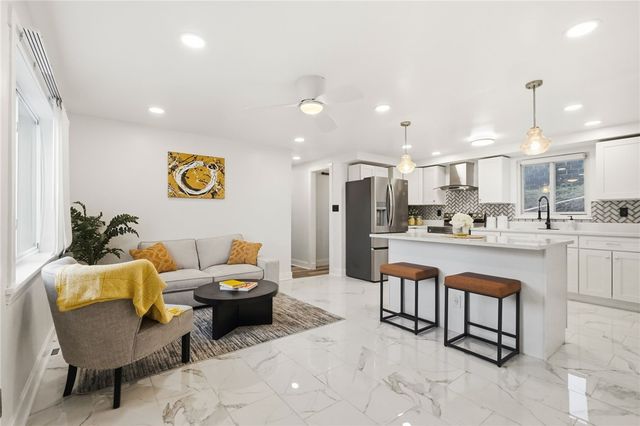 512 Westinghouse Ave, N Versailles, PA 15137