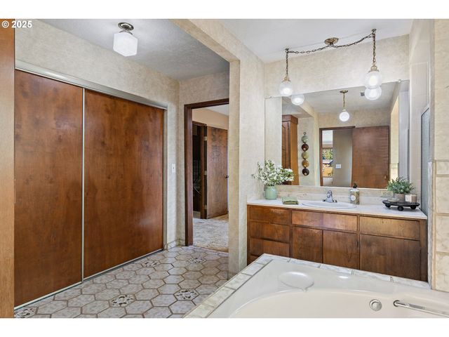 4667 ST PAUL Hwy Ne, St Paul, OR 97137