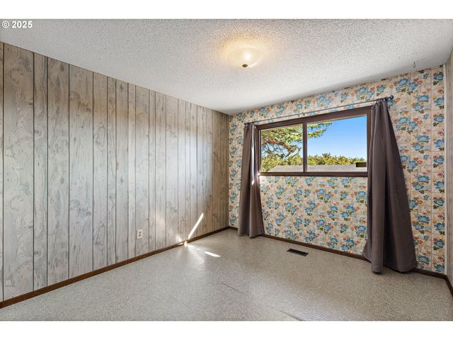 4667 ST PAUL Hwy Ne, St Paul, OR 97137