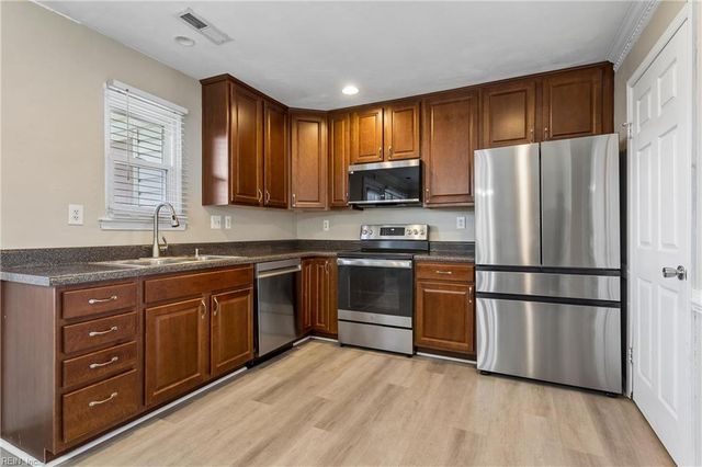 1922 Candlelight DR, Chesapeake, VA 23325