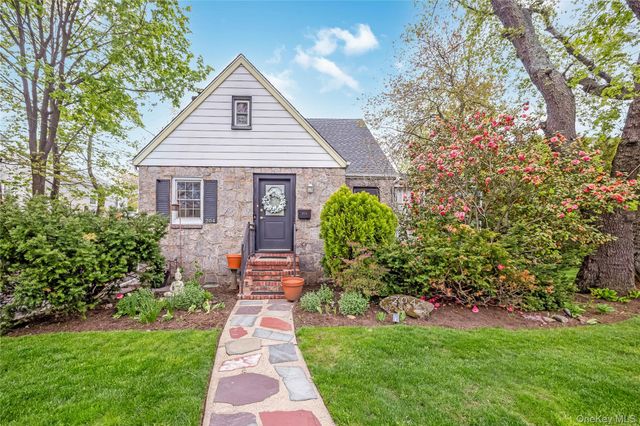 204 Franklin Avenue, Malverne, NY 11565