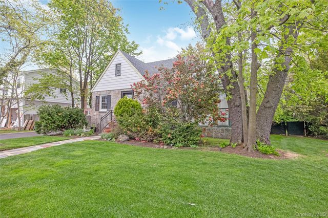 204 Franklin Avenue, Malverne, NY 11565