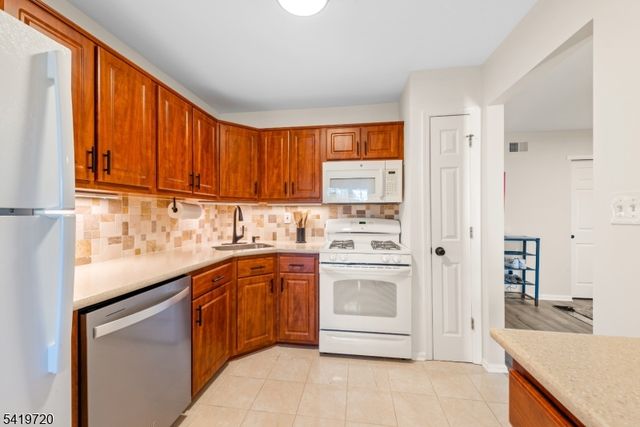 67 Brookside Ln, Mount Arlington Boro, NJ 07856