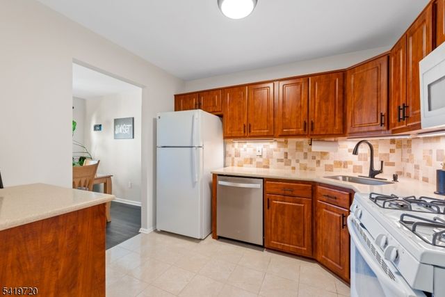 67 Brookside Ln, Mount Arlington Boro, NJ 07856