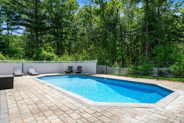 103 Cranberry Dr, Halifax, MA 02338