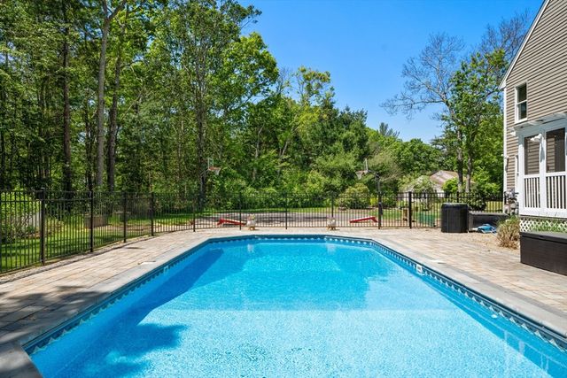 103 Cranberry Dr, Halifax, MA 02338