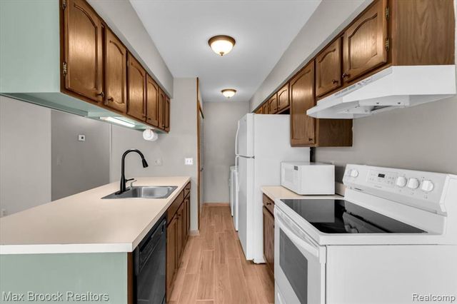 273 Inlet Court, Walled Lake, MI 48390