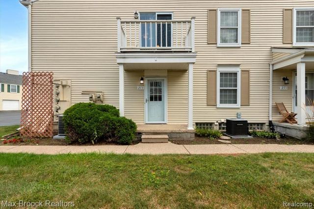 273 Inlet Court, Walled Lake, MI 48390