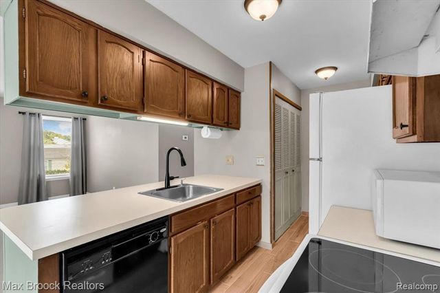 273 Inlet Court, Walled Lake, MI 48390