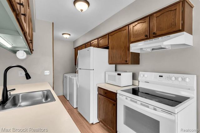 273 Inlet Court, Walled Lake, MI 48390