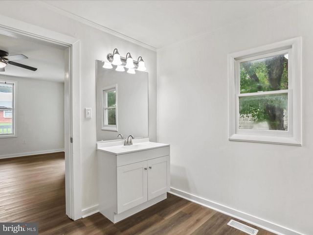 487 PORTER AVE, Martinsburg, WV 25401