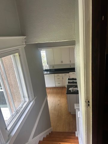 19 Wellesley Rd, Holyoke, MA 01040