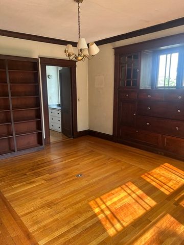 19 Wellesley Rd, Holyoke, MA 01040