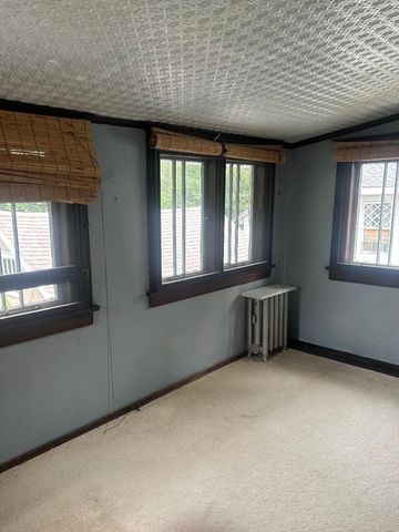 19 Wellesley Rd, Holyoke, MA 01040