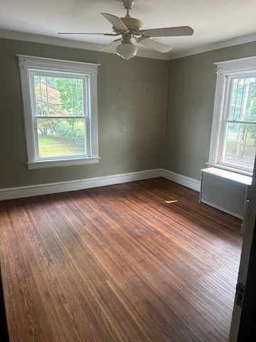 19 Wellesley Rd, Holyoke, MA 01040