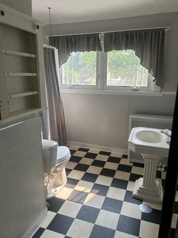 19 Wellesley Rd, Holyoke, MA 01040