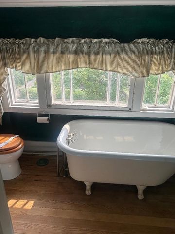 19 Wellesley Rd, Holyoke, MA 01040