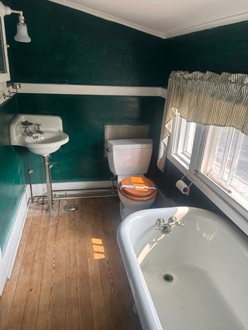 19 Wellesley Rd, Holyoke, MA 01040