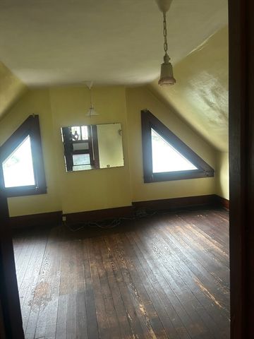 19 Wellesley Rd, Holyoke, MA 01040