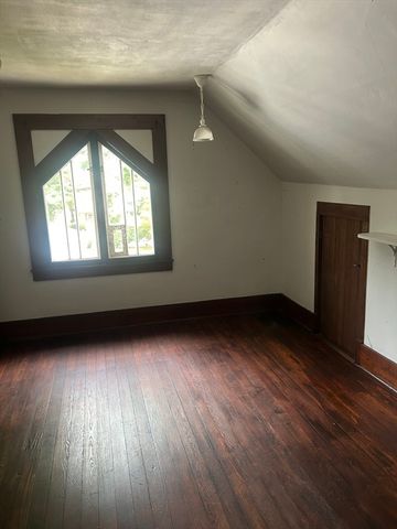 19 Wellesley Rd, Holyoke, MA 01040
