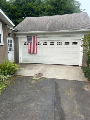 19 Wellesley Rd, Holyoke, MA 01040