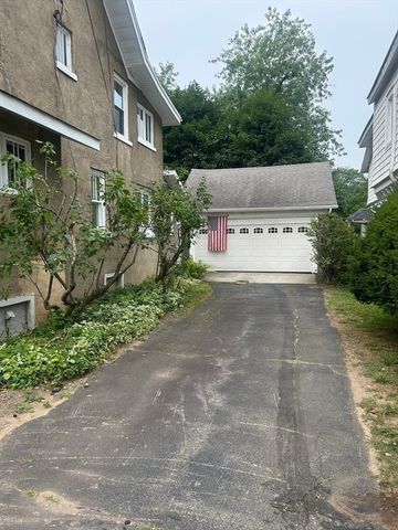 19 Wellesley Rd, Holyoke, MA 01040