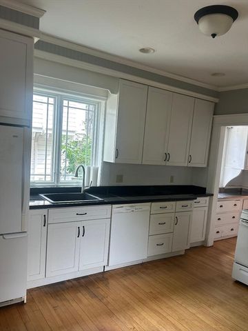 19 Wellesley Rd, Holyoke, MA 01040