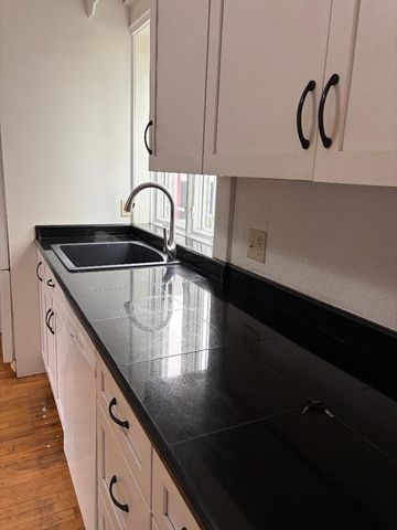 19 Wellesley Rd, Holyoke, MA 01040