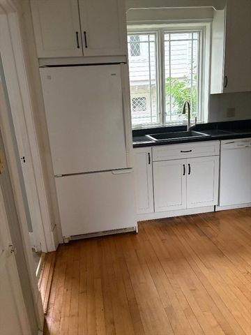 19 Wellesley Rd, Holyoke, MA 01040