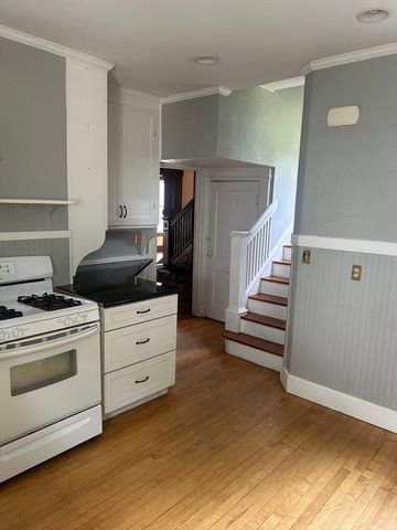 19 Wellesley Rd, Holyoke, MA 01040