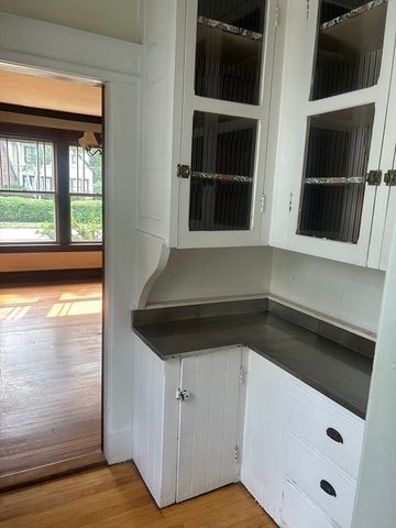 19 Wellesley Rd, Holyoke, MA 01040