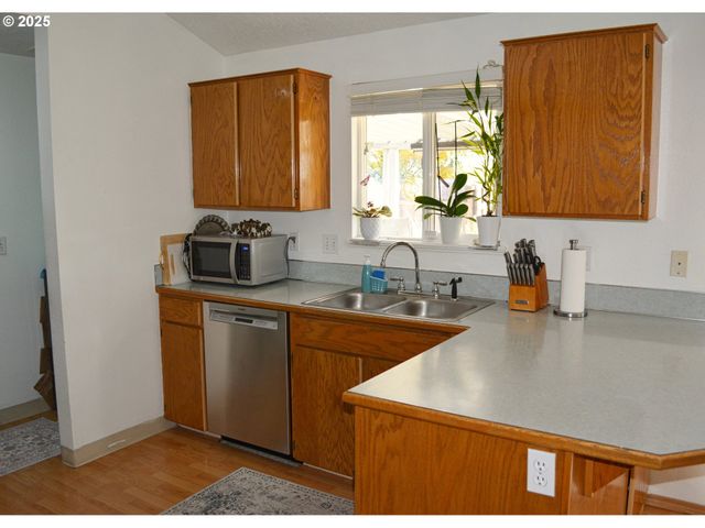 806 Se 151ST Ave, Portland, OR 97233