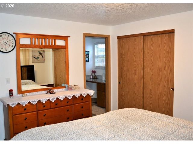 806 Se 151ST Ave, Portland, OR 97233