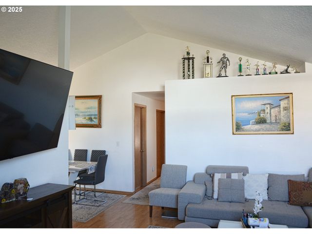 806 Se 151ST Ave, Portland, OR 97233