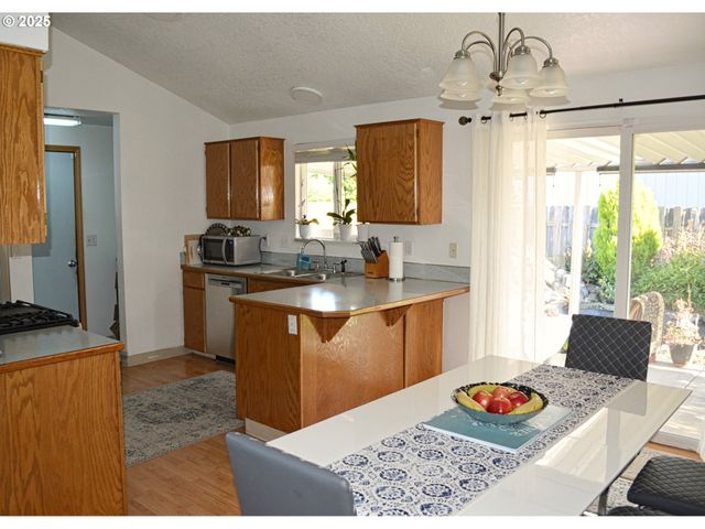 806 Se 151ST Ave, Portland, OR 97233