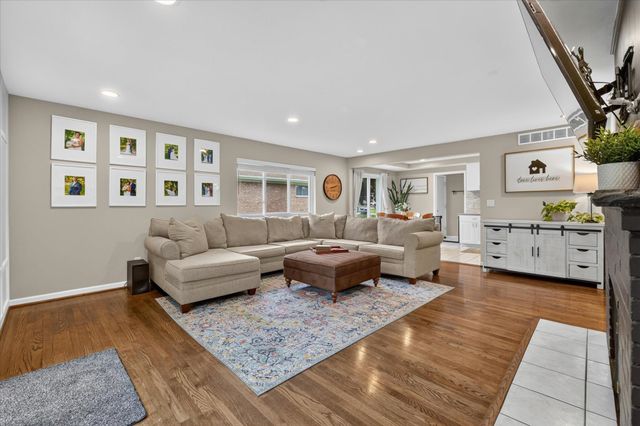 5845 OLYMPIC Parkway, Waterford Twp, MI 48329