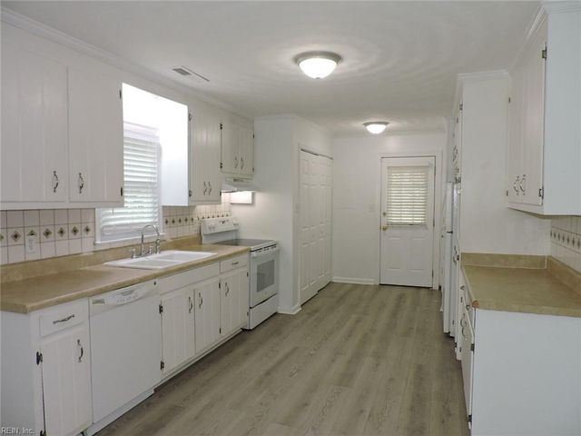 6972 Linda CIR, Hayes, VA 23072