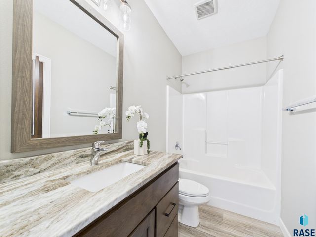 4205 S Poppies Ave, Sioux Falls, SD 57110