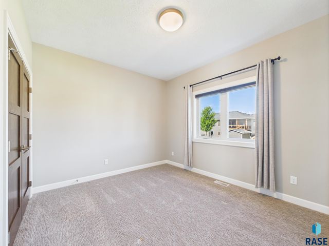 4205 S Poppies Ave, Sioux Falls, SD 57110