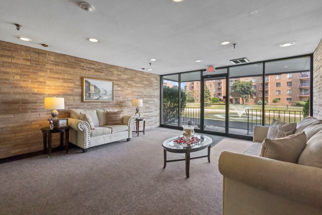 1777 W CRYSTAL Lane 711, Mount Prospect, IL 60056