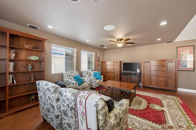 5733 W Babcock Avenue, Visalia, CA 93291