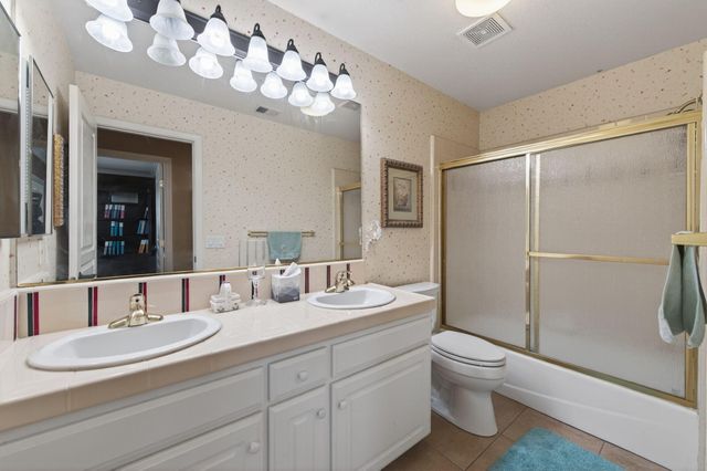 5733 W Babcock Avenue, Visalia, CA 93291