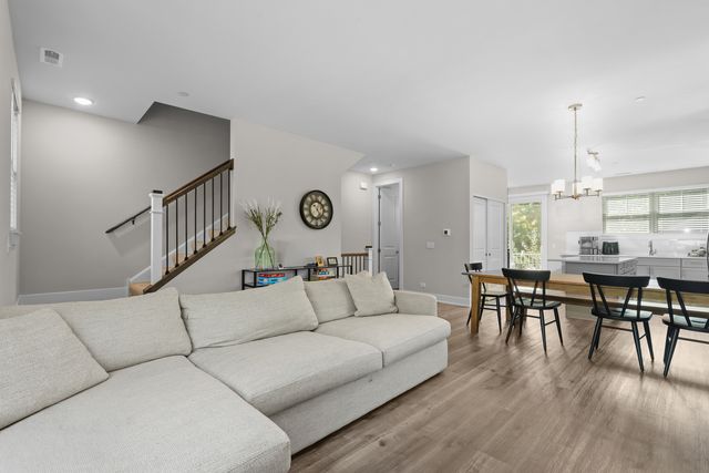 601 Broadway Street 601, Libertyville, IL 60048