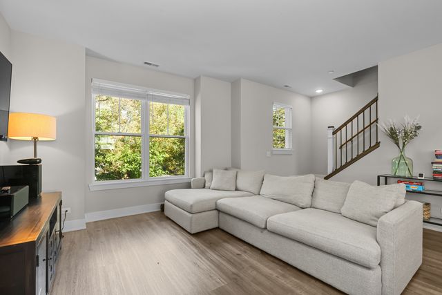 601 Broadway Street 601, Libertyville, IL 60048