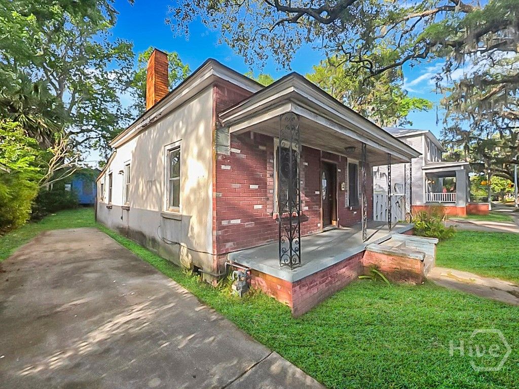 Image 3 of property listing at 842 E 37th Street, Savannah, GA 31401
