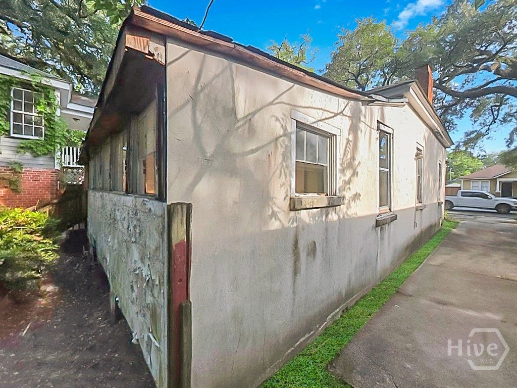 Image 4 of property listing at 842 E 37th Street, Savannah, GA 31401